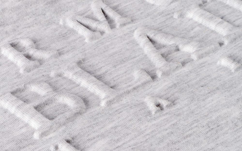 Logo stampato a pressione su tessuto