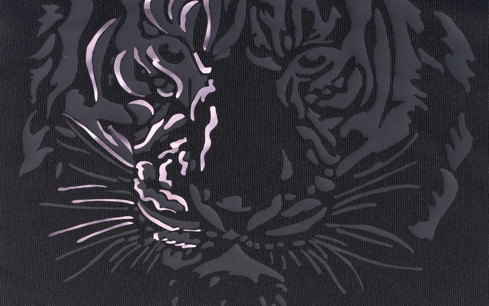 Disegno su tessuto realizzato con lamina metallica e poliuretano