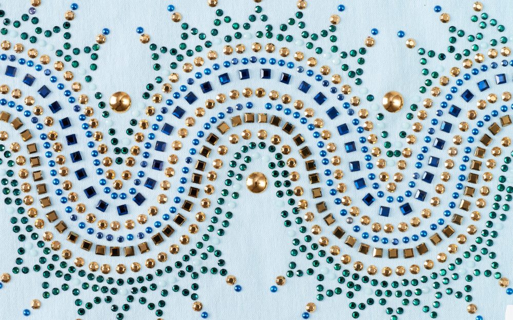 Disegno su tessuto con borchie e strass