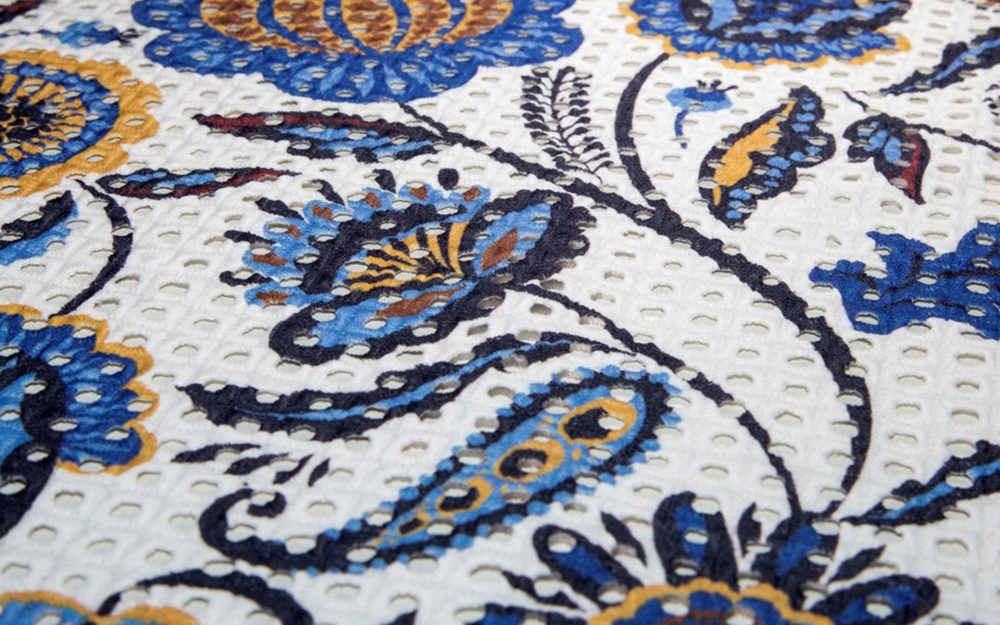 Stampa digitale su tessuto traforato